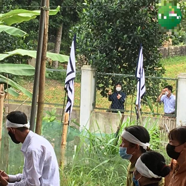 Nhìn lén đám tang qua hàng rào, đôi vợ chồng từ miền Nam về quặn lòng tiễn biệt mẹ-1