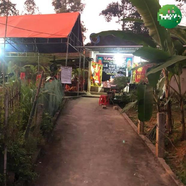 Nhìn lén đám tang qua hàng rào, đôi vợ chồng từ miền Nam về quặn lòng tiễn biệt mẹ-2