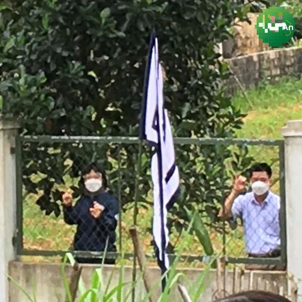 Nhìn lén đám tang qua hàng rào, đôi vợ chồng từ miền Nam về quặn lòng tiễn biệt mẹ-3