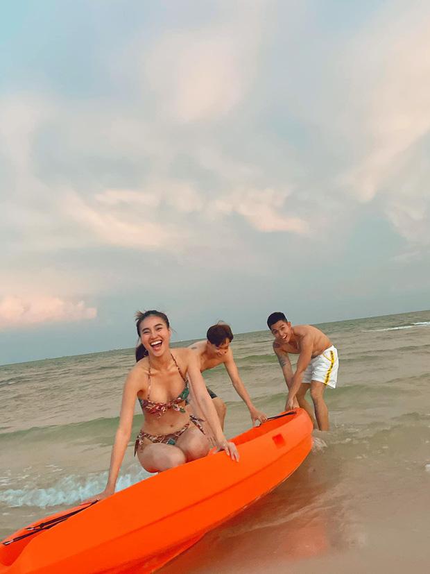 Lan Ngọc sấp mặt ở bãi biển nhưng vòng 1 ảo ma sao ấy nhỉ?-2