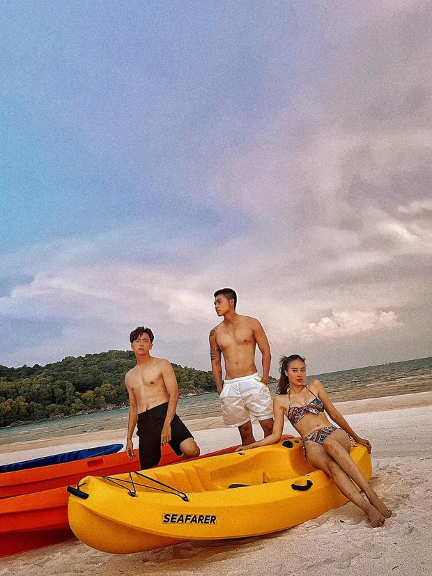 Lan Ngọc sấp mặt ở bãi biển nhưng vòng 1 ảo ma sao ấy nhỉ?-4