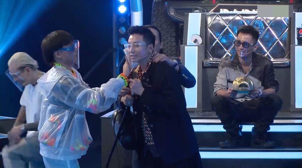 Karik sốc tâm lý khi bị Rhymastic cướp thí sinh trước mặt-3