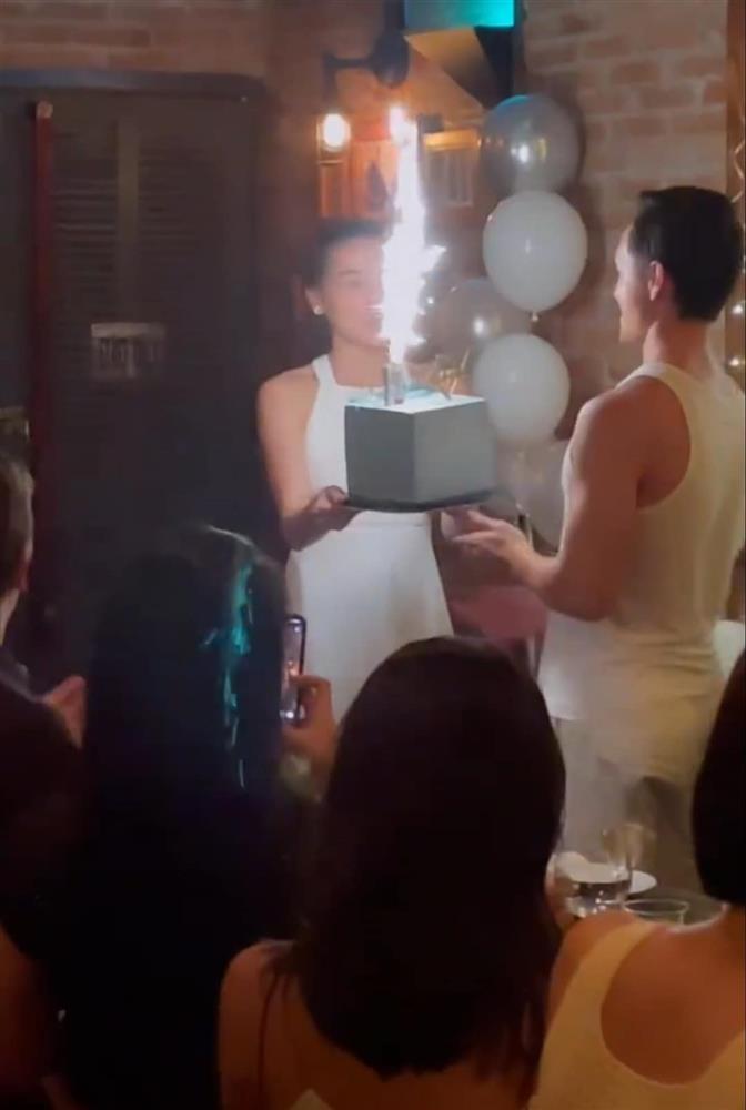 Sinh nhật Kim Lý, Lisa gây sốt với khoảnh khắc như thiên thần-11