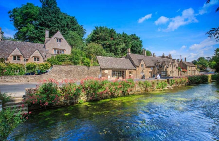 Bibury là ngôi làng nhỏ bình yên nằm bên con sông Coln thơ mộng, ở vùng Cotswold (Anh). Nơi đây có những căn nhà cổ kính và vẻ đẹp yên bình xinh đẹp.