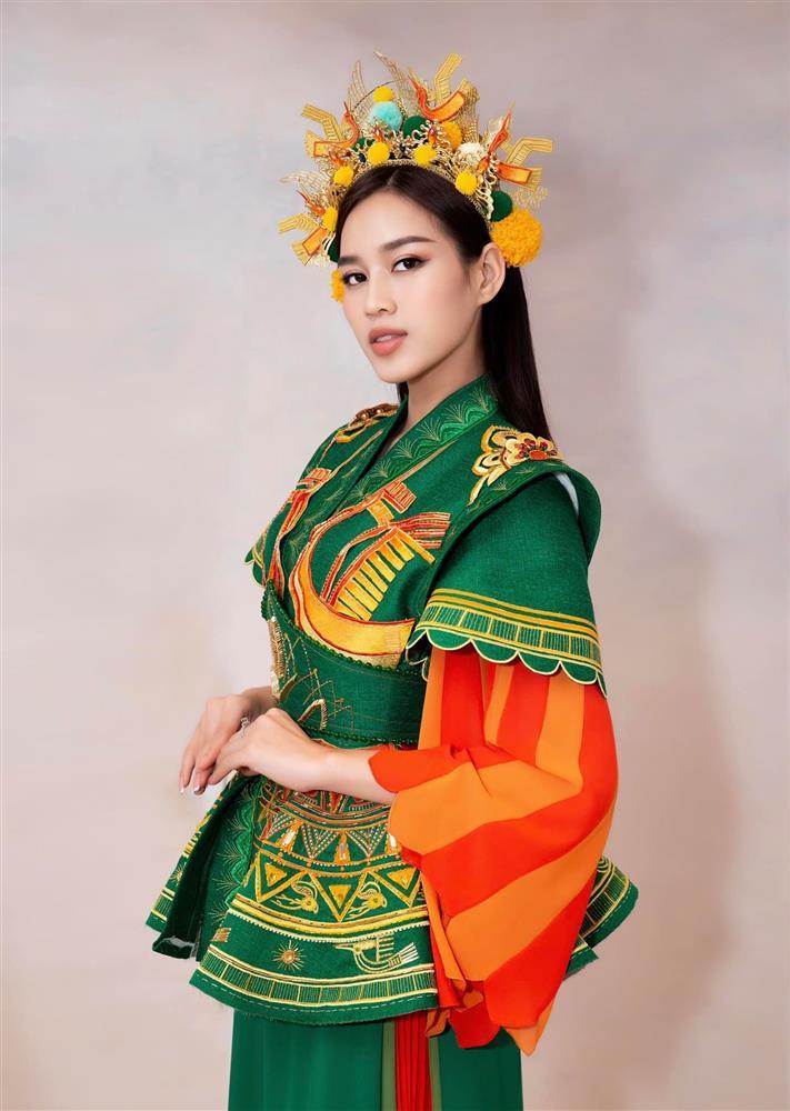 Trang phục dân tộc của Đỗ Thị Hà tại Miss World màu mè hơn bản vẽ-1