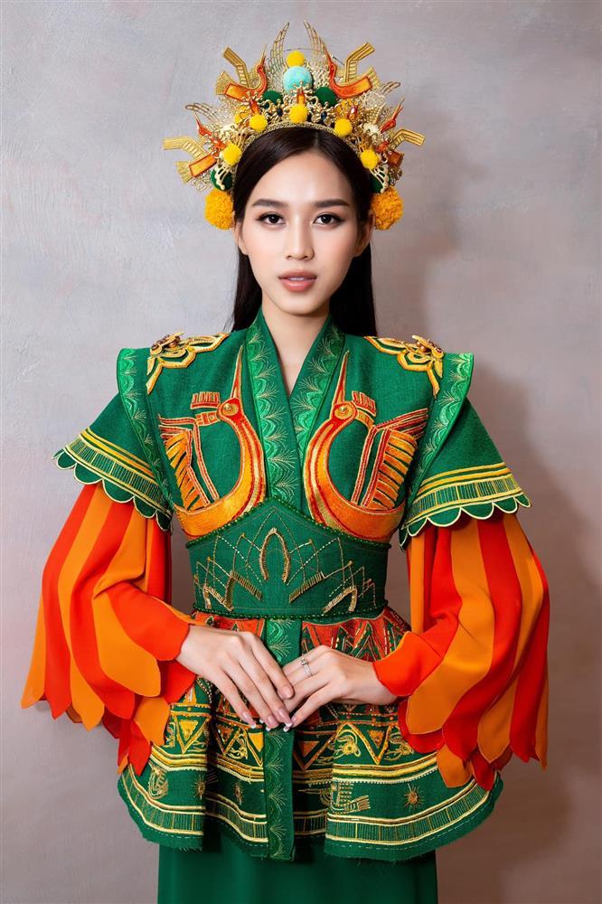 Trang phục dân tộc của Đỗ Thị Hà tại Miss World màu mè hơn bản vẽ-2