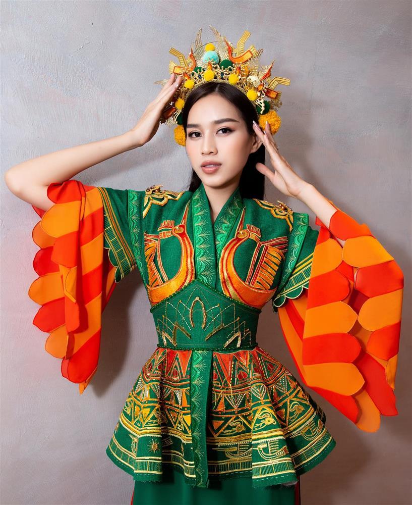 Trang phục dân tộc của Đỗ Thị Hà tại Miss World màu mè hơn bản vẽ-3