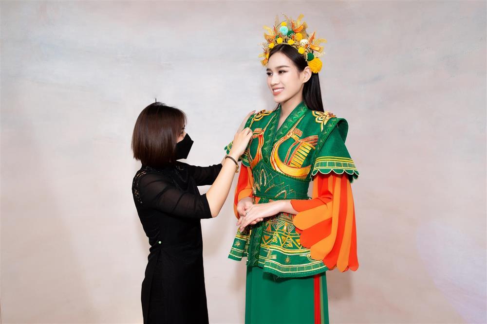 Trang phục dân tộc của Đỗ Thị Hà tại Miss World màu mè hơn bản vẽ-5