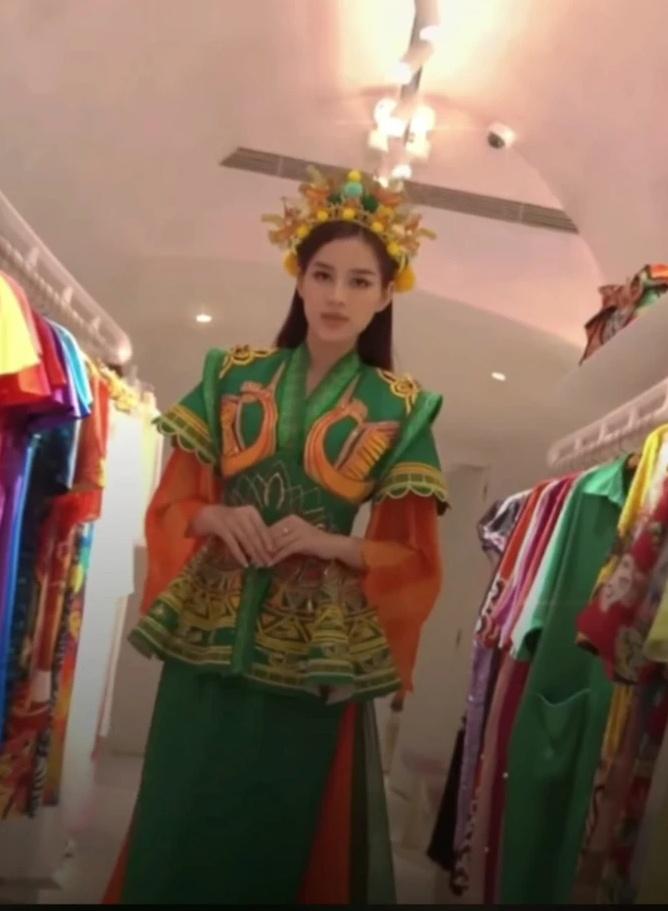 Trang phục dân tộc của Đỗ Thị Hà tại Miss World màu mè hơn bản vẽ-6