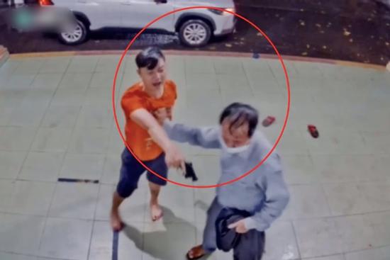 Công an chĩa súng nhân viên y tế: 'Không kiểm soát được cảm xúc'