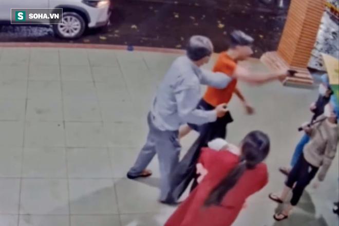 Công an chĩa súng nhân viên y tế: Không kiểm soát được cảm xúc-1