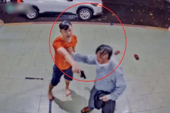 Công an chĩa súng nhân viên y tế: Không kiểm soát được cảm xúc-2