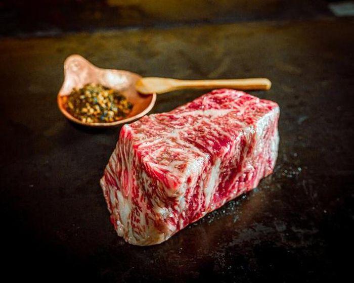 Muốn thưởng thức một miếng bít tết bò Olive Wagyu, thực khách phải trả từ 120-300 USD (khoảng 2,7 - 7 triệu đồng). Ảnh: A5meats