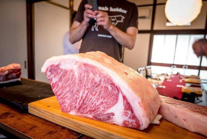 Olive Wagyu là đặc sản “trời ban” của đảo Shodoshima, thuộc vùng biển Seto, tỉnh Kagawa, Nhật Bản. Ảnh: Japan Times.