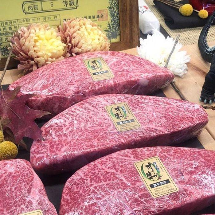 Việc bổ sung ô liu vào chế độ ăn của bò Wagyu làm thay đổi hương vị của thịt, khiến nó trở nên ngọt thịt hơn, mềm hơn và ngon hơn. Ảnh: Instagram