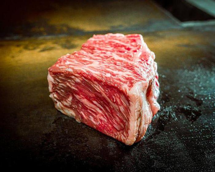 Nhờ chế độ ăn đặc biệt mà khi ăn thịt bò Olive Wagyu, thực khách có cảm giác như đang ăn… thịt bò chocolate. Ảnh: A5meats