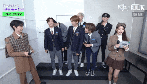 Đàn em BTS bị chỉ trích vì không cúi chào tiền bối-2