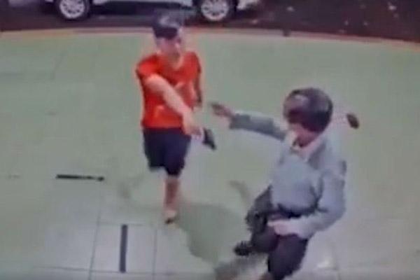 Clip: Đối tượng cầm súng bắn thẳng người đàn ông trong quán cà phê-3