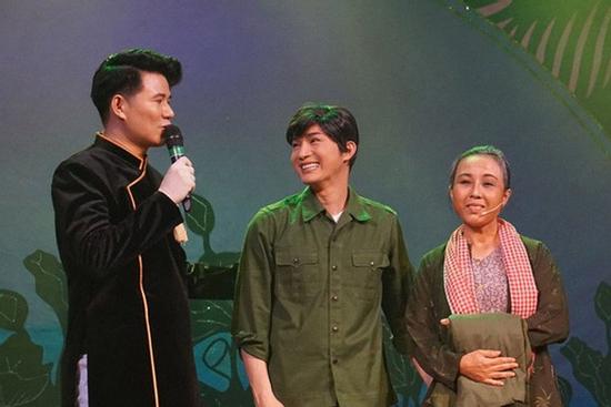 Phát hiện 3 F0 ngay trước khi đêm diễn, 1 NSƯT 'cứu nguy' đáng khâm phục!