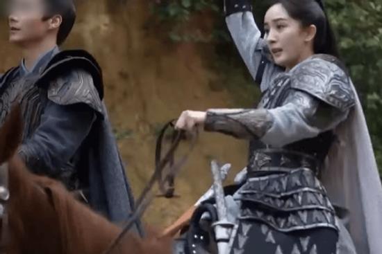 Dương Mịch giả trai nhìn yếu đuối nhưng vẫn hơn Cúc Tịnh Y ở điểm này