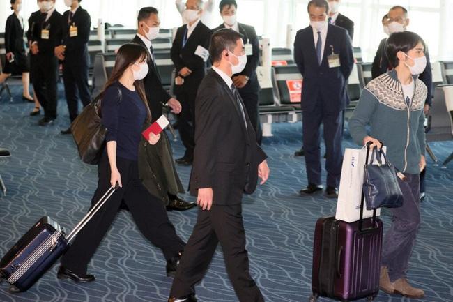 Hành động chướng mắt của chồng cựu Công chúa Nhật Bản ở sân bay-1
