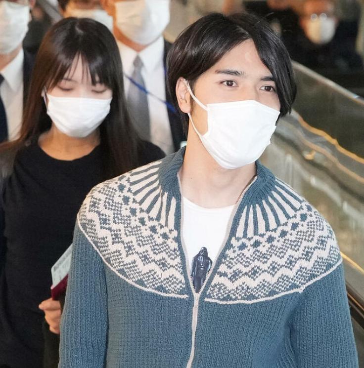 Hành động chướng mắt của chồng cựu Công chúa Nhật Bản ở sân bay-4