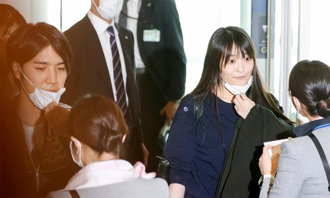 Hành động chướng mắt của chồng cựu Công chúa Nhật Bản ở sân bay-2