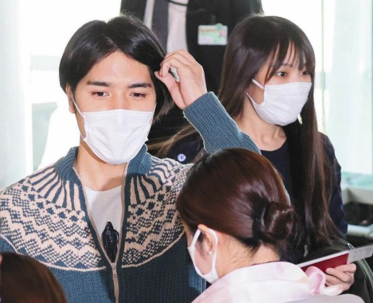 Hành động chướng mắt của chồng cựu Công chúa Nhật Bản ở sân bay-5