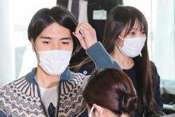 Hành động 'chướng mắt' của chồng cựu Công chúa Nhật Bản ở sân bay