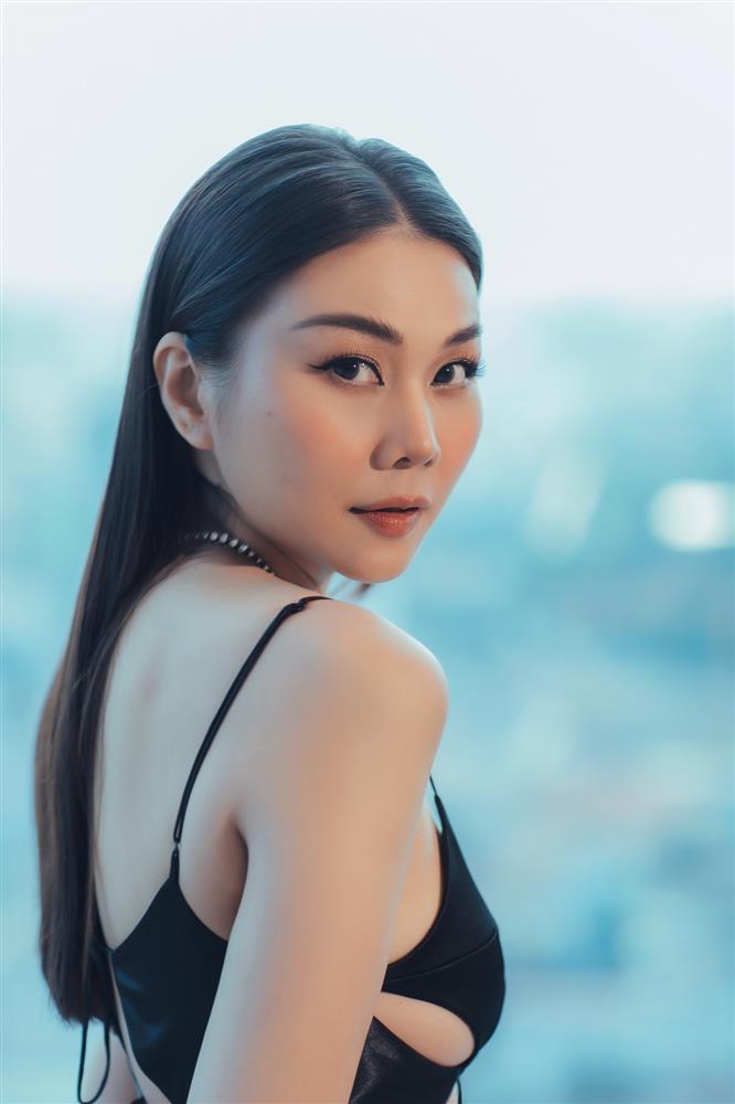 Thanh Hằng diện váy cắt xẻ hiểm hóc khoe vòng 1 cực mlem-3