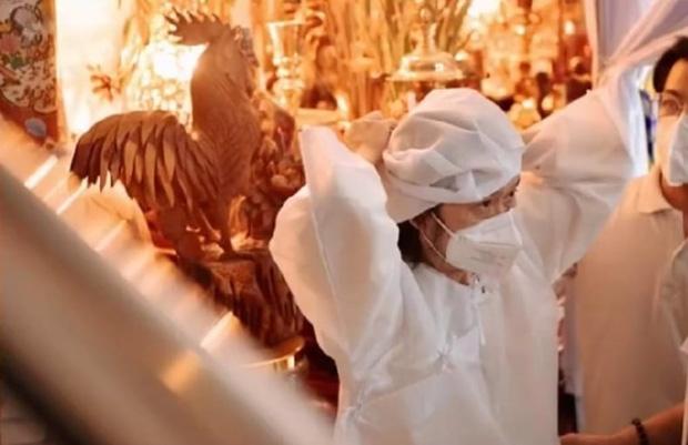 Rò rỉ ảnh Hoài Linh khóc nấc, ngã quỵ trong tang lễ bố-2