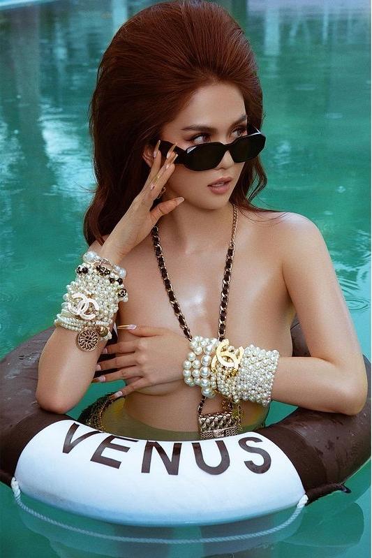 Sau màn lộ phụ tùng phản cảm, Ngọc Trinh quay về thế mạnh nội y-1