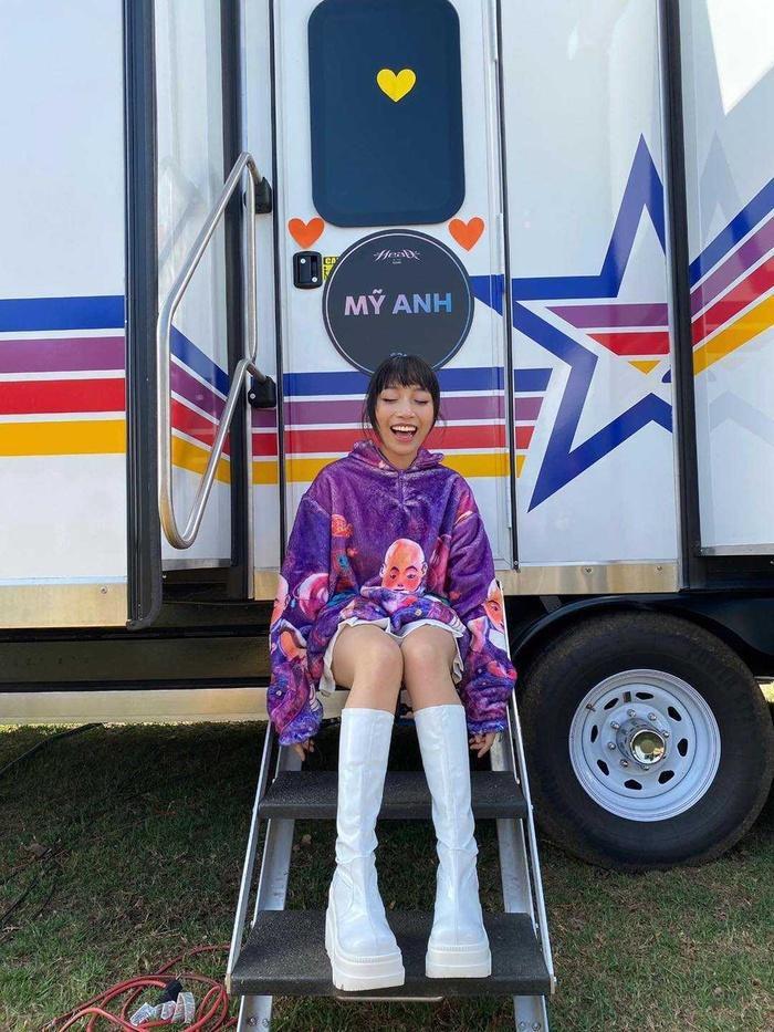 Mỹ Anh cao 3m bẻ đôi mà mặc đồ hack dáng như trên 1m6-1