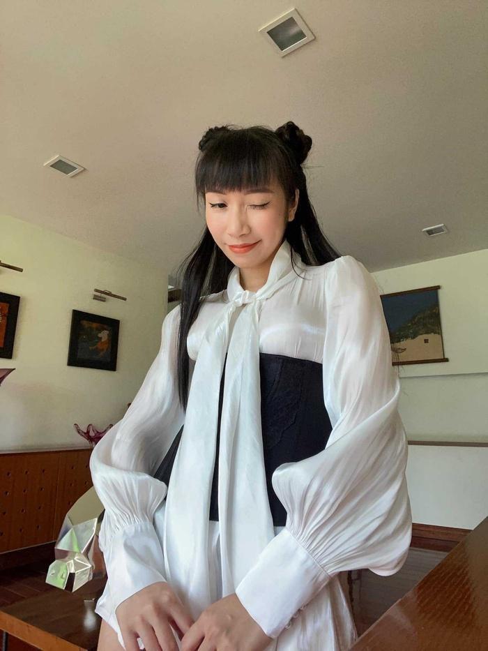 Mỹ Anh cao 3m bẻ đôi mà mặc đồ hack dáng như trên 1m6-2