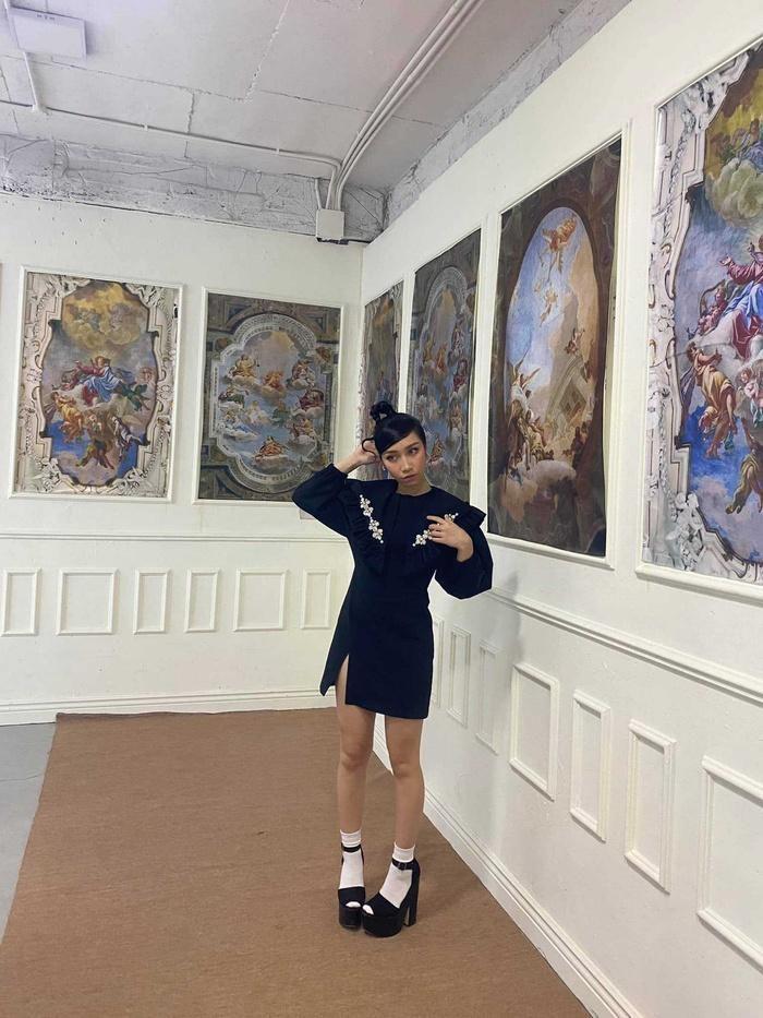 Mỹ Anh cao 3m bẻ đôi mà mặc đồ hack dáng như trên 1m6-3