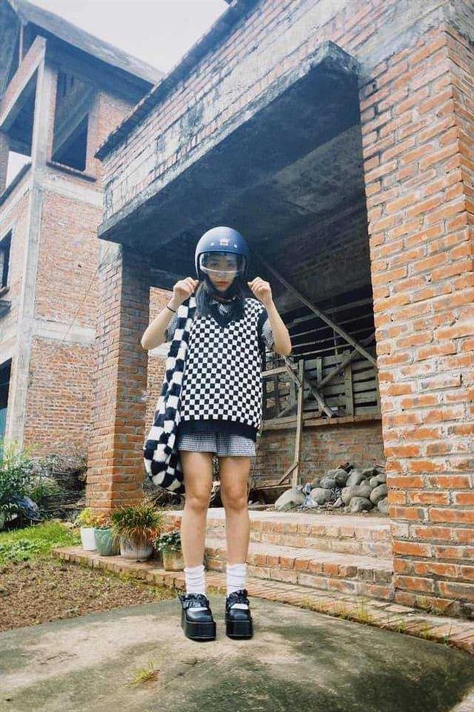 Mỹ Anh cao 3m bẻ đôi mà mặc đồ hack dáng như trên 1m6-4