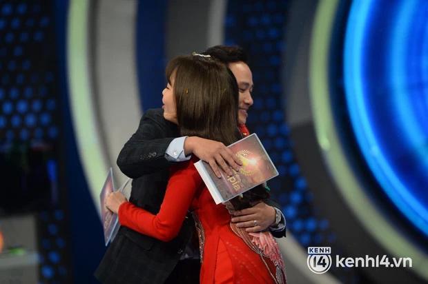 Bất ngờ hành động MC Diệp Chi với bạn dẫn tại chung kết Olympia-2