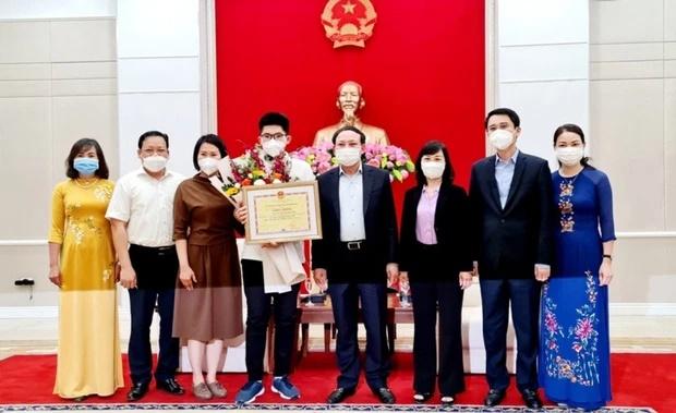 Tân Quán quân Olympia lãnh tiền khủng ngày trở về-3