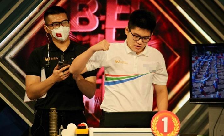 Quán quân Olympia 2021 chuẩn rich kid, tặng tiền khủng học sinh nghèo-1