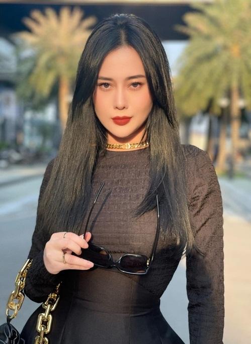 Phương Oanh catwalk giữa phố lộ eo siêu thực qua camera thường-4