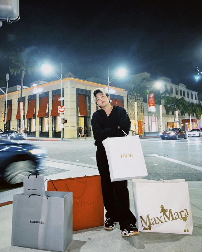 Hình ảnh thiếu gia Việt còng lưng mua sắm ở Mỹ-5