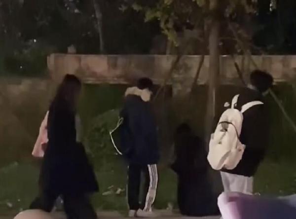 Cô gái quỳ gối cầu xin bạn trai đừng bỏ rơi bị MXH mắng mỏ-2