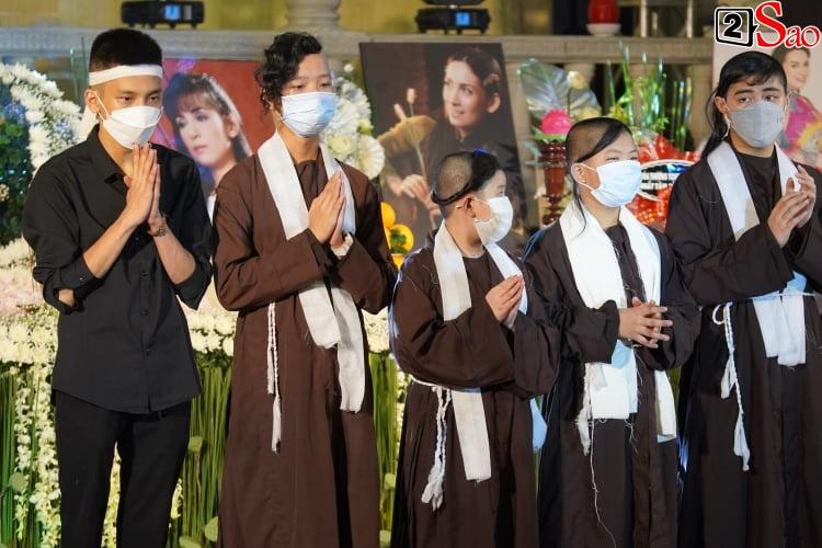 Hồ Văn Cường vắng mặt 49 ngày Phi Phung, trưởng nam nói lời xúc động-9