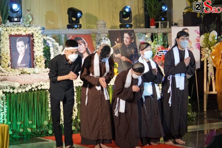 Hồ Văn Cường vắng mặt 49 ngày Phi Phung, trưởng nam nói lời xúc động-8