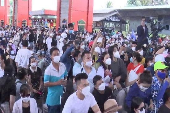 Sở Văn hóa Bình Dương 'sờ gáy' bà Phương Hằng vì livestream đông người