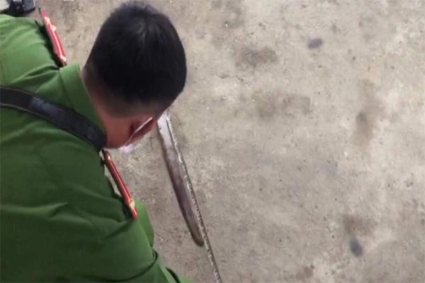 Cãi nhau với bố, ma men phóng dao trúng cổ cháu bé 4 tuổi tử vong-1