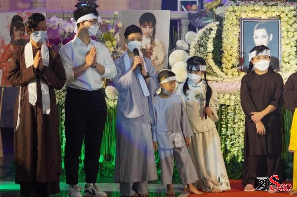 Con trai trưởng Phi Nhung khóc nấc khi các em hát nhớ mẹ-8