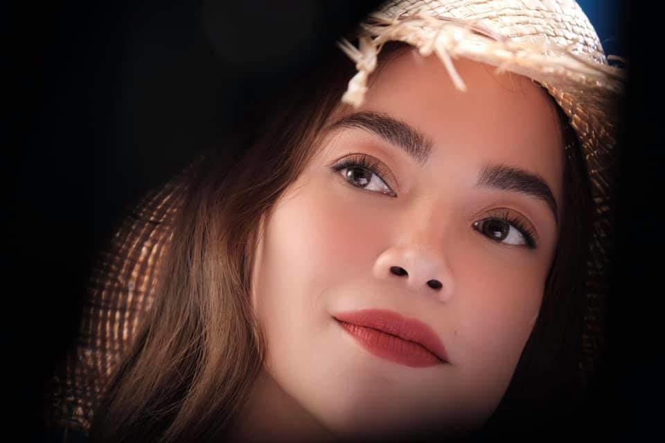 Hà Hồ trong Hoa Cỏ May với cặp chân mày lá liễu hot một thời-7