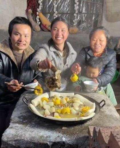 Cặp đôi chục triệu fan bị bóc mẽ giả nghèo khổ, sở hữu tài sản gây choáng-2