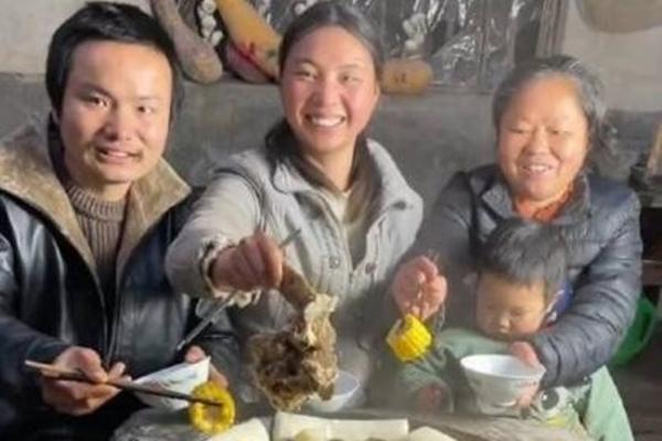 Trót yêu tù nhân, cô nàng vượt 7.600 km gặp mặt qua song sắt-3